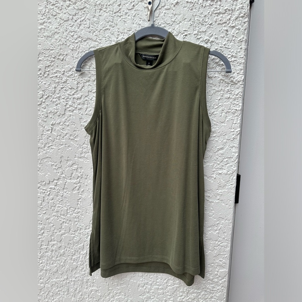 Banana Republic mock sleeve less top! It fits loose and it’s army green